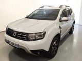 l'avant d'une Dacia blanche garée dans une pièce blanche