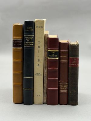 les livres sont alignés sur une surface blanche
