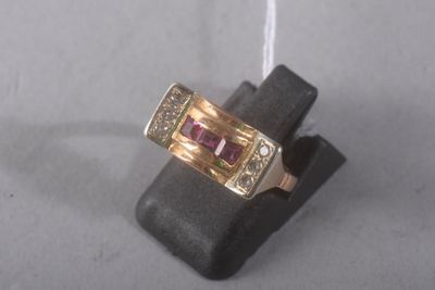 une image représentant une bague en or sertie d'une pierre rose