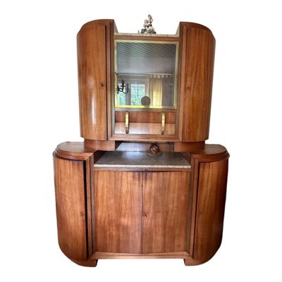 une armoire en bois surmontée d'un miroir