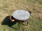 une petite table posée dans l'herbe