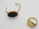 l'image d'une bague en or ornée d'une pierre noire