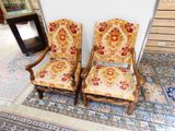 two chairs that are sitting next to each other on a rug