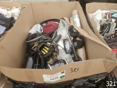 une boîte en carton remplie d'objets hétéroclites