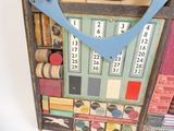 une horloge fabriquée à partir de vieux livres et d'une cravate bleue
