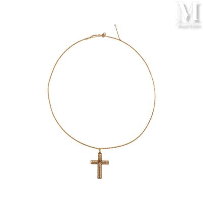 un collier en or orné d'un pendentif en forme de croix