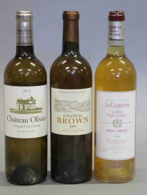 trois bouteilles de vin posées l'une à côté de l'autre sur une table