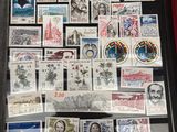 une photo d'une collection de timbres dans une vitrine
