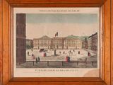 une vieille photo montrant un grand bâtiment avec des gens qui s'y promènent