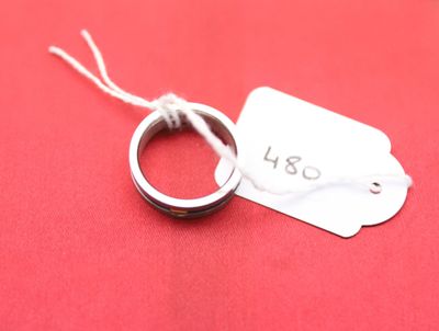 une bague à laquelle est attachée une étiquette de prix