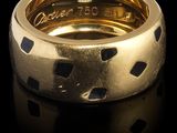 une bague en or jaune 18 carats sertie de diamants noirs