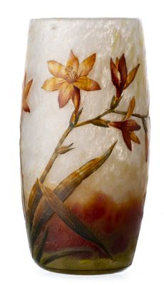 un vase orné d'une fleur sur fond blanc