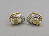une paire de boucles d'oreilles en diamants jaunes et blancs