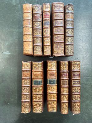 six vieux livres empilés les uns sur les autres sur une table