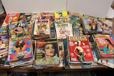 beaucoup de magazines posés sur une table en bois