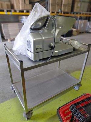 une machine posée sur un chariot dans un entrepôt