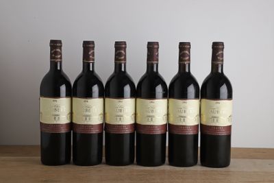 six bouteilles de vin rouge alignées sur une table en bois