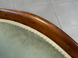 un gros plan d'une chaise avec une structure en bois