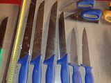 un grand nombre d'outils posés sur une table