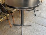 Des tables et des chaises sont alignées à l'extérieur d'un restaurant