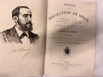 un vieux livre sur lequel figure le dessin d'un homme barbu