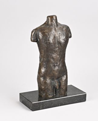 statue représentant un torse masculin sur un socle en marbre