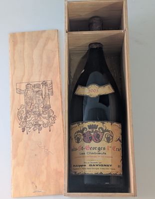 une bouteille de vin dans un coffret en bois sur une table