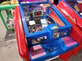 Plusieurs bornes d'arcade sont alignées les unes à côté des autres dans une pièce