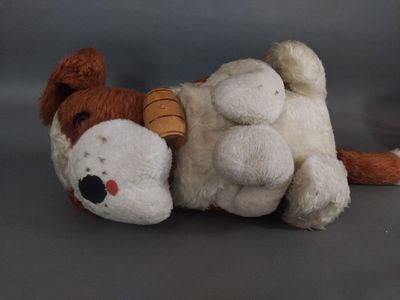 un chien en peluche allongé par terre