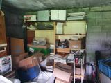 une pièce avec beaucoup de cartons et des cartons sur le sol