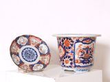 deux tasses et une soucoupe posées sur une étagère