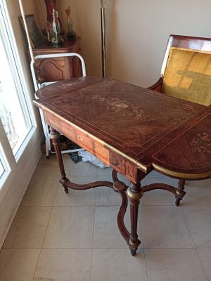 une table en bois avec une chaise devant une fenêtre