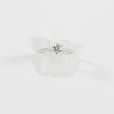 une image d'une bague en diamant sur fond blanc
