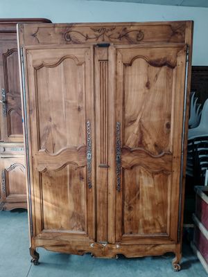 une grande armoire en bois au milieu d'une pièce