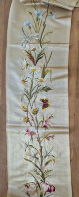 an image of a table runner with a bunch of flowers on it