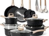 Plusieurs casseroles et poêles sont alignées sur un plan de travail blanc