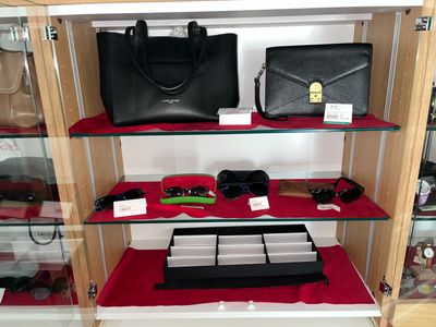 Lot de maroquinerie : 7 sacs ou portemonnaie RODIER, LONGCHAMPS, GUESS - Photo 1