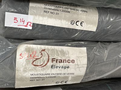 deux rouleaux de tissu emballés dans du plastique, empilés l'un sur l'autre