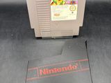 un gros plan sur un jeu Nintendo posé sur une table, à côté d'une boîte