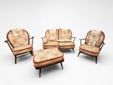 trois chaises et un pouf dans une pièce sur fond blanc