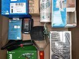 une boîte remplie d'objets divers, parmi lesquels une raquette de tennis, une balle de tennis, une raquette de tennis et d'autres objets