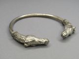 bracelet en argent orné d'une tête de cheval à son extrémité