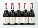six bouteilles de vin rouge dans un coffret en bois posé sur une surface blanche