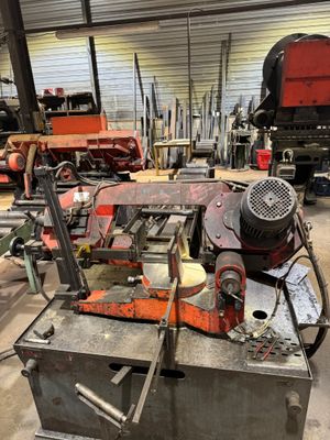 une photo d'une machine dans un atelier, entourée d'autres machines