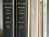 trois livres sont empilés les uns sur les autres sur une table