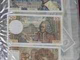 une photo d'une liasse de billets dans un sac en plastique