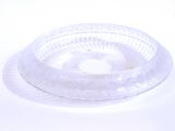 un saladier en plastique transparent avec un couvercle, posé sur une surface blanche