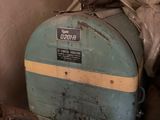 une machine bleue qui se trouve dans une pièce