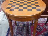une petite table sur laquelle est posé un échiquier