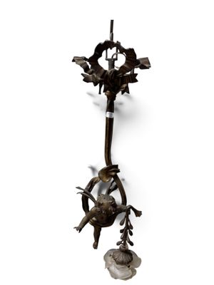 une horloge accrochée au mur avec un oiseau dessus